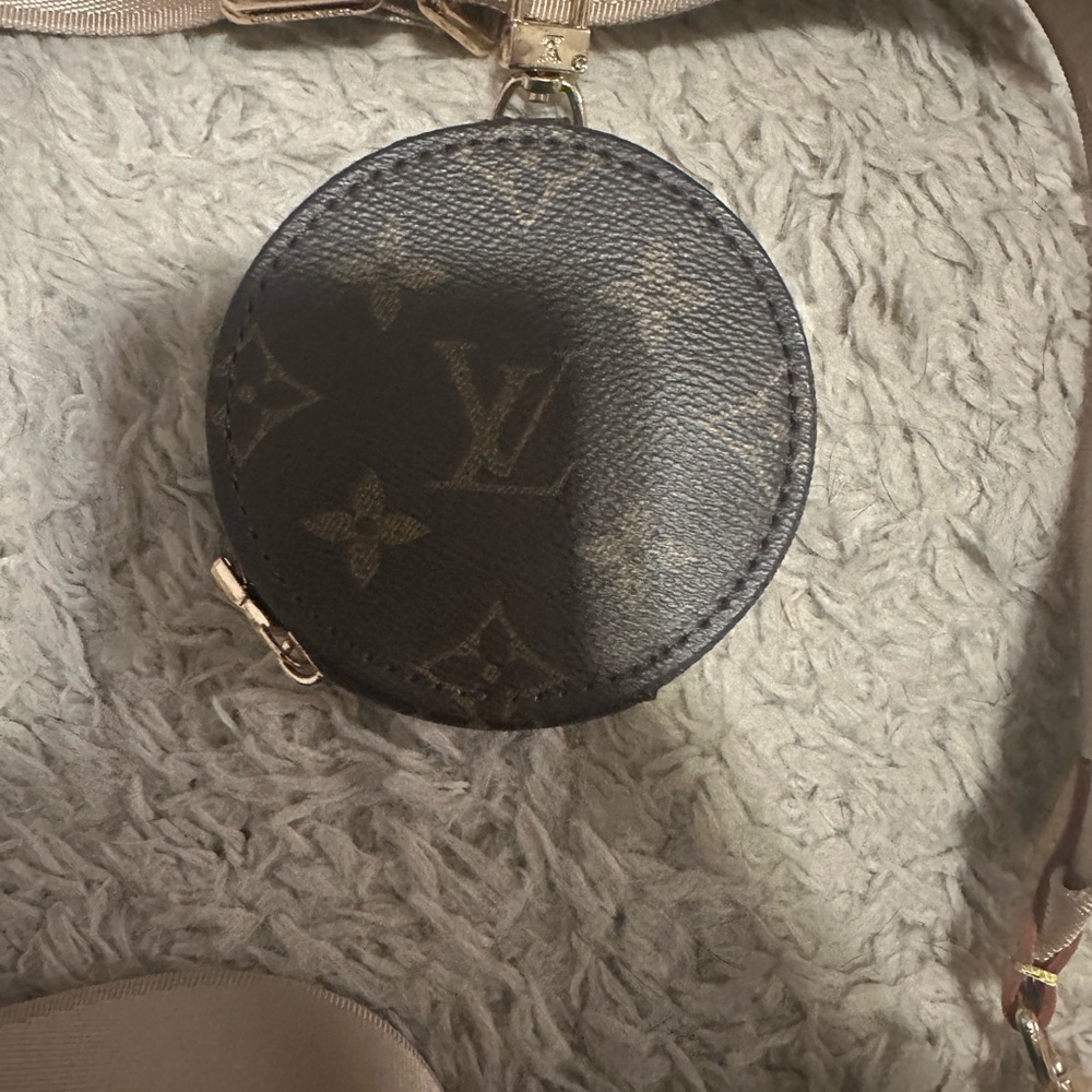 Louis Vuitton Monogram Crossbody Bag with Cream Strap - Picture 4 of 8